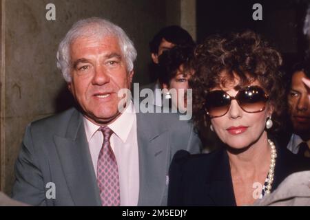 Joan Collins con il suo avvocato Marvin Mitchelson in tribunale il giorno del verdetto contro l'ex marito Peter Holm. Holm era limitata al 20% del patrimonio di Collins in base al loro patto premitarale iniziale. 25 luglio 1987 credito: Ralph Dominguez/MediaPunch Foto Stock