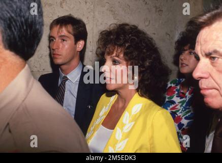 Joan Collins in tribunale contro l'ex marito Peter Holm. Holm era limitata al 20% del patrimonio di Collins in base al loro patto premitarale iniziale. 24 luglio 1987 credito: Ralph Dominguez/MediaPunch Foto Stock