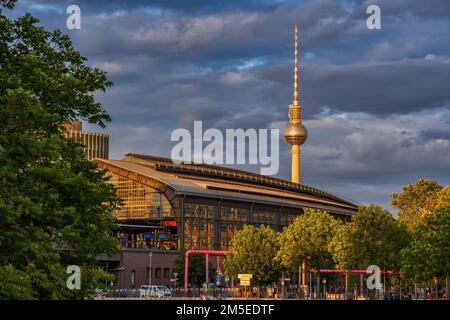 Stazione ferroviaria di Berlino Friedrichstraße e Torre della Televisione al tramonto nella città di Berlino, Germania, quartiere centrale di Mitte. Foto Stock