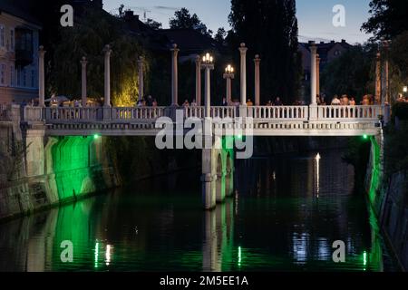 Ponte Cobblers (ponte dei calzolai, Sustarski Most) al tramonto a Lubiana, Slovenia, ponte pedonale che attraversa il fiume Lubiana, decorato con C Foto Stock