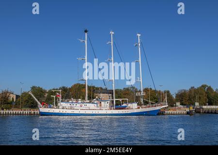 RV Oceania (SY Oceania), di proprietà dell'Accademia polacca delle Scienze (PAN), utilizzato come nave di ricerca, ormeggiato nel porto di Danzica, Polonia. Foto Stock