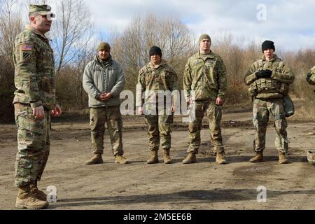 Christopher Shaiko, comandante del 1st° squadra di combattimento delle Brigate Armate, 1st° divisione fanteria parla alle truppe assegnate a 2nd battaglione 34th reggimento armato, 1st squadra di combattimento delle Brigate Armate, 1st° divisione fanteria prima di un esercizio di fuoco vivo durante lo Sciopero Saber 22 nell'area militare di Hradiště, Repubblica Ceca nordoccidentale, 07 marzo 2022. Foto Stock