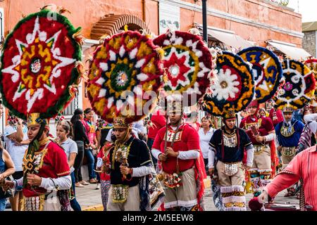 Guerrieri azteco della troupe di danza Danza de la Pluma di Teotitlan de Valle in una parata di Guelaguetza a Oaxaca, Messico. Foto Stock