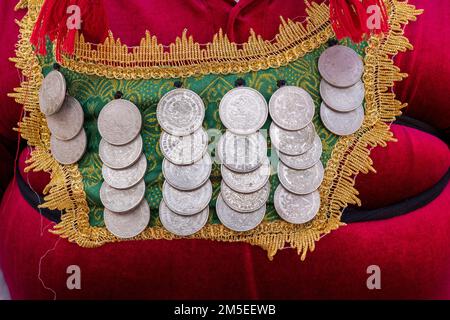 Particolare del costume di un guerriero azteco nella troupe di danza Danza de la Pluma di Teotitlan de Valle a Oaxaca, Messico. Il piatto della brezza è di m Foto Stock