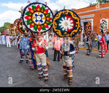 Guerrieri azteco della troupe di danza Danza de la Pluma di Teotitlan de Valle in una parata di Guelaguetza a Oaxaca, Messico. Foto Stock