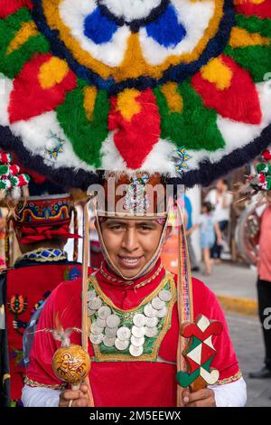 Un guerriero azteco della troupe danzante Danza de la Pluma di Teotitlan de Valle in una parata di Guelaguetza a Oaxaca, Messico. Foto Stock