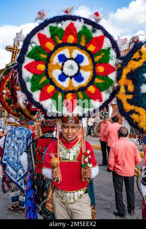 Un guerriero azteco della troupe danzante Danza de la Pluma di Teotitlan de Valle in una parata di Guelaguetza a Oaxaca, Messico. Foto Stock