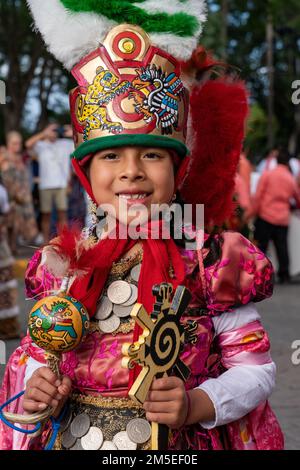 Una principessa azteca della troupe danzante Danza de la Pluma di Teotitlan de Valle in una parata di Guelaguetza a Oaxaca, Messico. Foto Stock