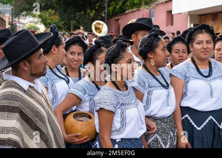 I ballerini di una troupe da ballo di Mixe Altopec posano per una foto al Guelaguetza Dance Festival di Oaxaca, Messico. Foto Stock