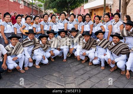 I ballerini di una troupe da ballo di Mixe Altopec posano per una foto al Guelaguetza Dance Festival di Oaxaca, Messico. Foto Stock