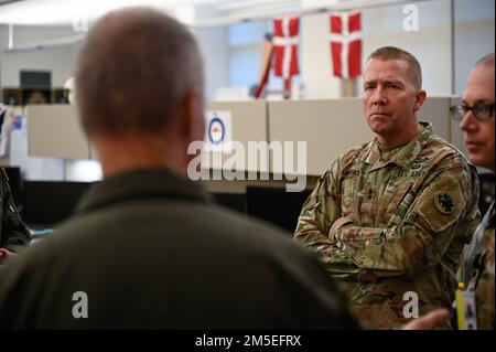 STATI UNITI Thomas Caren, generale della Guardia Nazionale della Georgia, ascolta un breve tour di immersione alla base dell'aeronautica militare Shaw, South Carolina, 7 marzo 2022. Caren, insieme ad altri leader chiave della Georgia Air National Guard, ha fatto un tour dello Squadrone di controllo dell'aria 727th, un'unità tattica di comando e controllo che comunica informazioni critiche sulle operazioni di combattimento al Combined Air Operations Center della base aerea di al Udeid, in Qatar. (STATI UNITI Personale dell'aeronautica Sgt. Blake Gonzales) Foto Stock