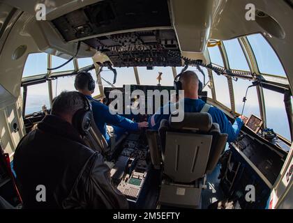 CORONADO, California (7 marzo 2022) piloti di Fat Albert, un aereo C-130 Hercules assegnato agli Stati Uniti Lo squadrone dimostrativo di volo della Marina, i Blue Angels, sorvola la base aerea navale North Island, Coronado, California. 7 marzo 2022, durante un esercizio congiunto con i membri degli Stati Uniti Navy Parachute Team, The Leap Frogs. Il Navy Parachute Team ha sede a San Diego ed esegue dimostrazioni aeree di paracadute in tutta la nazione a sostegno della Naval Special Warfare e del reclutamento della Marina. Naval Special Warfare è la prima forza operativa marittima speciale della nazione, in una posizione unica per estendere la flotta Foto Stock