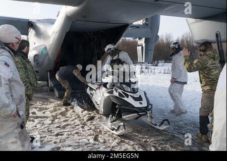 STATI UNITI L'operazione speciale forza i membri con gli Stati Uniti Navy Special Warfare Task Unit Europe, condurre un addestramento di infiltrazione/esfiltrazione DELLE RAPIDE con motoslitte e Stati Uniti Air Force CV-22B Ospreys assegnato alla 352d Special Operations Wing durante Exercise Cold Response 22, Norvegia, 7 marzo 2022. Exercise Cold Response 22 è un esercizio biennale di preparazione e difesa nazionale norvegese che si svolge in tutta la Norvegia, con la partecipazione di ciascuno dei suoi servizi militari, nonché di 26 nazioni alleate dell'Organizzazione del Trattato del Nord Atlantico e partner regionali. Foto Stock