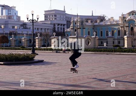 Kiev, Ucraina 22 novembre 2019: I ragazzi cavalcano uno skateboard nel parco. Foto Stock