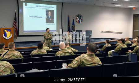 Richard Erredge, comandante della 960th Cyberspace Wing, e il Maestro capo Sgt. Billie Baber, capo del comando della 960th CW, parlano durante la sessione inaugurale del 960th CW Additional-Duty First Sergeants’ Symposium il 7 marzo 2022, presso la Joint base di San Antonio-Lackland, Texas. Il simposio ha fornito opportunità di formazione e di networking a più di 55 membri di Reserve, Guard e Active-duty. Foto Stock