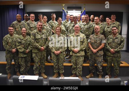 Norfolk, Virginia – Da sinistra a destra, in prima fila al centro, dietro l'ADM. Gregory K. Emery, comandante, Naval Information Forces Reserve, Vice ADM. Kelly Aeschbach, comandante, Naval Information Forces, e il capitano Bryan Braswell, comandante, Naval Information Warfighting Development Center, si trovano in fila con il gruppo più recente di istruttori di tattiche di guerra. (Ufficiale degli Stati Uniti Navy foto / rilasciato) Foto Stock