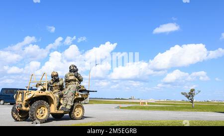 Gli operatori del 31st Rescue Squadron lasciano il loro squadrone per simulare un'operazione di salvataggio durante un allenamento di routine presso la base aerea di Kadena, il 8 marzo 2022. Il corso è stato ideato per valutare la capacità della base di svolgere la propria missione a sostegno dell'alleanza statunitense con il Giappone e altre nazioni partner, garantendo la stabilità e la sicurezza di un Indo-Pacifico libero e aperto. Foto Stock