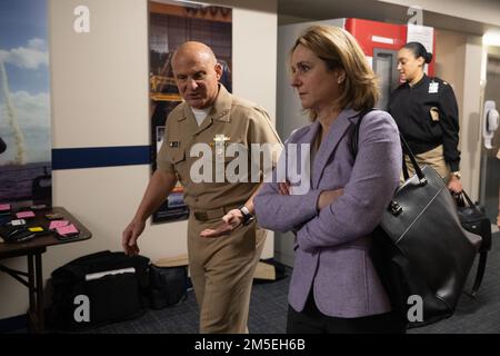 Vice Segretario della Difesa Dr. Kathleen H. Hicks parla con il Capo delle operazioni Navali USA L'ammiraglio della Marina Mike Gilday durante il 3-4 Star Symposium della Marina al Washington Navy Yard, Washington D.C., 8 marzo 2022. Foto Stock