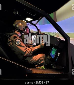 Air Commodore Robert Adang, comandante, Defense Helicopter Command, Royal Netherlands Air Force, prende i controlli in un Apache Longbow Crew Trainer al Goodhand Simulator Complex durante la sua visita negli Stati Uniti Army Aviation Center of Excellence, Fort Rucker, Alabama, 8 marzo 2022. Foto Stock
