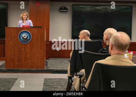 Il Vice Segretario della Difesa Kathleen H. Hicks parla con gli Stati Uniti Ufficiali della Marina, maestri capi e civili durante il 3-4 Star Symposium della Marina al Washington Navy Yard, Washington D.C., 8 marzo 2022. Foto Stock