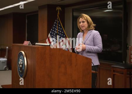 Il Vice Segretario della Difesa Kathleen H. Hicks parla con gli Stati Uniti Ufficiali della Marina, maestri capi e civili durante il 3-4 Star Symposium della Marina al Washington Navy Yard, Washington D.C., 8 marzo 2022. Foto Stock