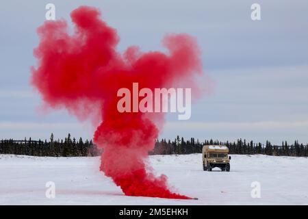 Paracadutisti di Spartan del Battaglione di supporto della Brigata 725th, della squadra di combattimento della Brigata di Fanteria 4th (Airborne), della Divisione di Fanteria 25th, della “Brigata di Spartan”, E gli equipaggi aerei del battaglione 1st, reggimento dell'aviazione 52d, battaglione dell'aviazione generale di supporto (GSAB), conducono una prova DI MEDEVAC in preparazione alla rotazione 22-02 del Centro di preparazione multinazionale del pronto per il Pacifico congiunto vicino a Fort Greely, Alaska, 8 marzo 2022. JPMRC 22-02 è la prima rotazione regionale del Centro di addestramento al combattimento in Alaska. Si concentra su LSCO (Large Scale Combat Operations) ed è un evento di formazione per climi freddi che include Situatio Foto Stock