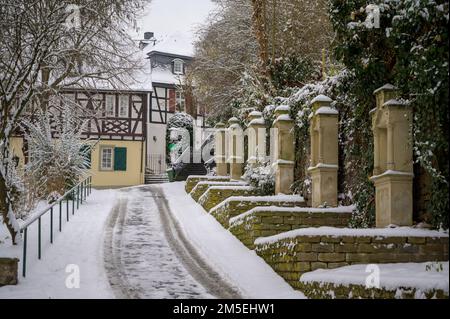 LINZ AM RHEIN, GERMANIA - DEC 14, 2022: Strada innevata che porta a Kirchplatz Foto Stock