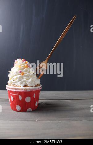 torta di coppette con forchetta su sfondo nero con spazio per il testo copyspace. Dolci al cioccolato giorno Al giorno senza i dolci della dieta. Delizioso Foto Stock