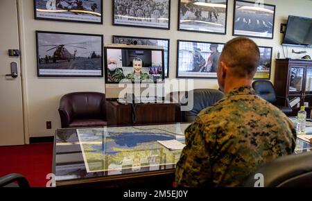 STATI UNITI Corpo marino Briga. Ellison, il generale comandante della Brigata espeditativa marina del 3D, parla con il generale giapponese Shingo Nashinoki, comandante della Brigata di distribuzione rapida anfibia, Giappone Ground Self Defense Force on Camp Courtney, Okinawa, Giappone, 8 marzo 2022. Questo è stato il primo incontro tra Ellison e Nashinoki. Foto Stock