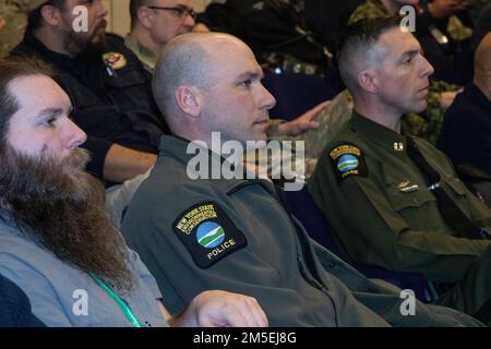 I soccorritori della zona di Buffalo, compreso un rappresentante della polizia di conservazione ambientale dello Stato di New York, hanno partecipato alla parte accademica di un esercizio informatico. Dal 8 al 10 marzo 2022, il Cyber Impact Exercise di Buffalo, New York, comprende oltre 150 partecipanti provenienti da 12 Guardia Nazionale dell'Armata, due unità della Riserva dell'Armata, oltre a locali, statali, federali, privati, accademici, E partner canadesi. Il comando di polizia militare della Guardia Nazionale del Michigan del 46th fornisce il comando e il controllo ai membri del servizio del Dipartimento della Difesa che collaborano e si addestrano con le autorità civili per rispondere efficacemente Foto Stock