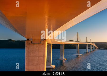 Ponte Peljesac, Croazia. Immagine del bellissimo ponte Peljesac moderno multi-span con stalling via cavo sul mare nella contea di Dubrovnik-Neretva, Croazia a sole Foto Stock