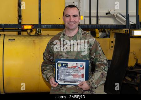 Tecnico. Tyler Barresi, 436th Logistics Readiness Squadron responsabile della manutenzione multiuso non commissionata, ha ottenuto il certificato di Top Performer della settimana presso la base dell'aeronautica militare di dover, Delaware, 8 marzo 2022. Barresi è stato anche presentato monete da Colon. Matt Husemann, 436th Airlift Wing comandante e Capo Maestro Sgt. Timothy Bayes, 436th AW capo comando, per prestazioni eccezionali. Foto Stock