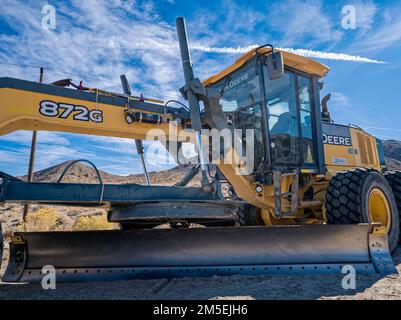 La cabina e il versoio su un motorgrader John Deere 872G vicino a Big Pine, California, Stati Uniti Foto Stock