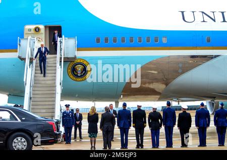 I dirigenti della Marina militare, della Marines, della 10th Air Force e della 136th Airlift Wing attendono la partenza del presidente dall'Air Force One durante una recente sosta presso la base della Joint Reserve base della Naval Air Station, Fort Worth, Texas, il 8 marzo 2022. Il presidente degli Stati Uniti Joe Biden è arrivato al NAS JRB Fort Worth durante una visita a Fort Worth rivolgendosi ai veterani. Foto Stock