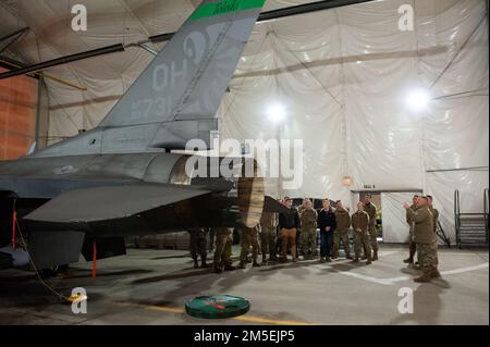 STATI UNITI Andy Ruehl, un capo dell'equipaggio del F-16 Fighting Falcon, assegnato alla 180th Fighter Wing della Guardia Nazionale dell'Ohio, spiega le capacità del jet di combattimento di Bowling Green state University, o ROTC, durante una visita al 180FW, a Swanton, Ohio, il 8 marzo 2022. Il 180FW ha offerto l'opportunità di vedere un'unità operativa della Guardia Nazionale aerea e di conoscere i set e le capacità della missione dell'ala mentre i cadetti iniziano a considerare i percorsi di carriera che seguono la loro commissione come ufficiali negli Stati Uniti Air Force dopo aver completato il programma ROTC. Foto Stock