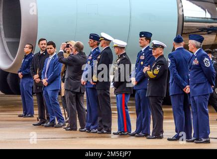 La dirigenza della Marina, Marines, 10th Air Force e 136th Airlift Wing attendono il presidente della partenza degli Stati Uniti da Air Force One durante una recente sosta presso la base della Joint Reserve base della Naval Air Station di Fort Worth, Texas, il 8 marzo 2022. Il presidente degli Stati Uniti Joe Biden è arrivato al NAS JRB Fort Worth durante una visita a Fort Worth rivolgendosi ai veterani. Foto Stock