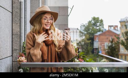 Scioccato stupito meraviglia sorpresa donna caucasica donna donna donna donna donna guardando lo schermo del telefono all'aperto ragazza ricevere online messaggio di notifica offerta con Foto Stock