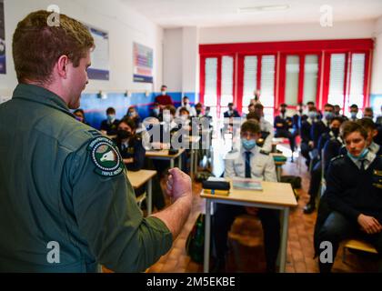 STATI UNITI Guice Lyles, 555th Fighter Squadron F-16 Fighting Falcon pilota, condivide le sue esperienze pilota con gli studenti aeronautici del Nobile Aviation College di Udine, 8 marzo 2022. Questo impegno ha permesso a Lyles di condividere i fatti relativi al F-16 e i dettagli relativi all'essere un pilota, incluso il processo di sintesi e di sintesi. Foto Stock