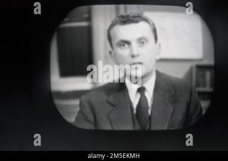 Fine anni '1950, 1957-1958, immagine storica su uno schermo televisivo dell'epoca, di Kenneth Kendall, un annunciatore televisivo della BBC, Inghilterra, Regno Unito. Il 4 settembre 1955, Kendall è stato il primo giornalista ad essere visto sulla televisione britannica. Foto Stock
