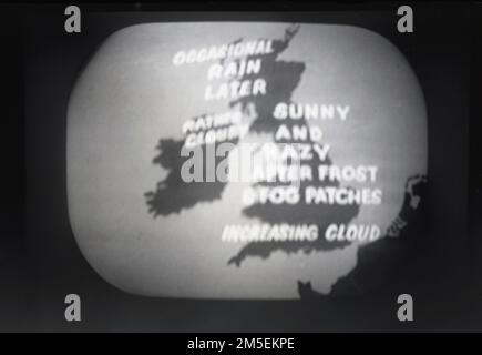 1957, storico, una televisione BBC in-visione meteo o previsioni del tempo. Sullo schermo una semplice mappa del Regno Unito coperta con script che mostra quattro titoli;. Irlanda del Nord, piuttosto nuvoloso, Scozia, pioggia occasionale più tardi, Sunny & Hazy dopo Frost & Fog patch sul Centro Inghilterra e sul Sud Inghilterra, aumentando il cloud. Foto Stock