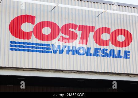 Honolulu, Hi - Dicembre 23: Esterno del centro commerciale Costco Wholesale con primo piano del logo aziendale Foto Stock