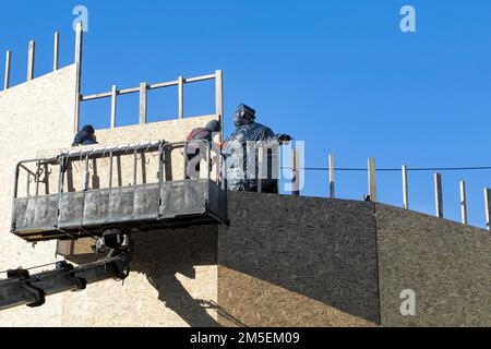 ODESA, UCRAINA - 28 DICEMBRE 2022 - i lavoratori di servizi pubblici utilizzano una piattaforma di lavoro aerea per rimuovere pannelli di particelle che sigillano i fondatori di Odesa monu Foto Stock