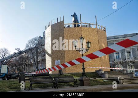 ODESA, UCRAINA - 28 DICEMBRE 2022 - la statua di Caterina II che è la figura centrale del monumento ai fondatori di Odesa è visto avvolto dentro Foto Stock