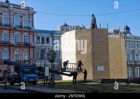 ODESA, UCRAINA - 28 DICEMBRE 2022 - i lavoratori di servizi pubblici utilizzano una piattaforma di lavoro aerea per rimuovere pannelli di particelle che sigillano i fondatori di Odesa monu Foto Stock