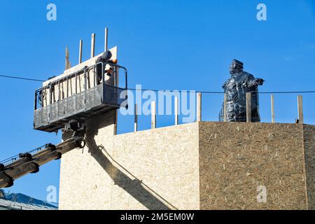 ODESA, UCRAINA - 28 DICEMBRE 2022 - i lavoratori di servizi pubblici utilizzano una piattaforma di lavoro aerea per rimuovere pannelli di particelle che sigillano i fondatori di Odesa monu Foto Stock