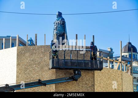 ODESA, UCRAINA - 28 DICEMBRE 2022 - i lavoratori di servizi pubblici utilizzano una piattaforma di lavoro aerea per rimuovere pannelli di particelle che sigillano i fondatori di Odesa monu Foto Stock