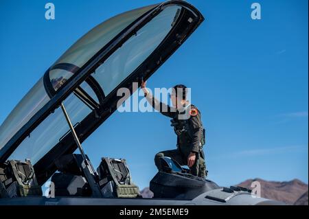 A Republic of Singapore Air Force il pilota F-16 Falcon, assegnato al 425th Fighter Squadron, Luke Air Force base, Arizona, si prepara a prendere un taxi durante la Red Flag-Nellis 22-2 presso la Nellis Air Force base, Nevada, 8 marzo 2022. Red Flag-Nellis 22-2 offre un allenamento di combattimento realistico che salva vite umane aumentando al contempo l'efficacia del combattimento. Foto Stock