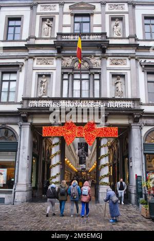 Vista dell'ingresso della Galerie St Hubert a Bruxelles Foto Stock