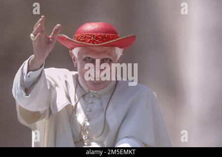 Città del Vaticano, 28th dicembre 2022. Papa Benedetto XVI molto malato. FOTO DI ARCHIVIO: Vaticano, 17 giugno 2009. Papa Benedetto XVI durante l'udienza generale di S. Piazza Pietro. Maria Grazia Picciarella/Alamy Live News Foto Stock