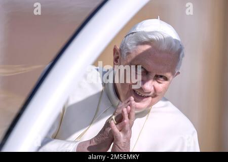 Città del Vaticano, 28th dicembre 2022. Papa Benedetto XVI molto malato. FOTO D'ARCHIVIO: Vaticano, 21 ottobre 2009. Papa Benedetto durante la sua dolce udienza generale a san Giovanni Paolo II. Piazza Pietro. Maria Grazia Picciarella/Alamy Live News Foto Stock